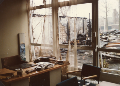 SP_GEMEENTEHUIS_BRAND_036 Schade aan de noodgebouwen naast het gemeentehuis na de brand; 1984