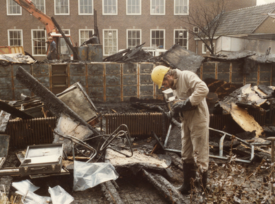 SP_GEMEENTEHUIS_BRAND_037 Schade aan de noodgebouwen naast het gemeentehuis na de brand; 1984