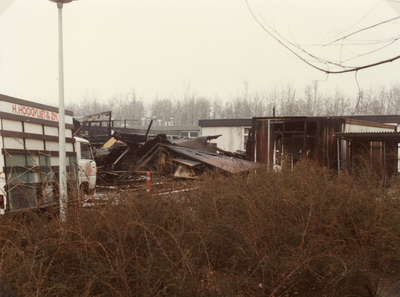 SP_GEMEENTEHUIS_BRAND_038 Schade aan de noodgebouwen naast het gemeentehuis na de brand; 1984