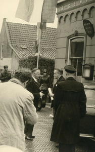 SP_GEMEENTE_BEZOEK_CVK_1957_03 Aankomst van de Commissaris van de Koningin Jan Klaasesz bij het gemeentehuis, ontvangst ...