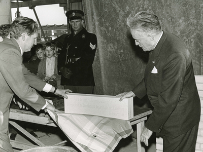 SP_GEMEENTE_BEZOEK_CVK_1968_08 De Commissaris van de Koningin Jan Klaasesz plaatste een gedenksteen in het te bouwen ...