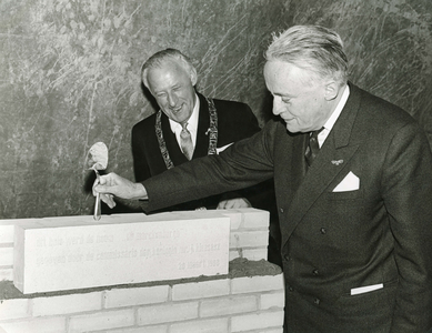 SP_GEMEENTE_BEZOEK_CVK_1968_09 De Commissaris van de Koningin Jan Klaasesz plaatste een gedenksteen in het te bouwen ...