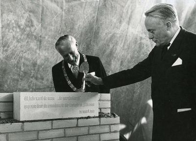 SP_GEMEENTE_BEZOEK_CVK_1968_10 De Commissaris van de Koningin Jan Klaasesz plaatste een gedenksteen in het te bouwen ...