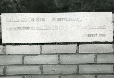 SP_GEMEENTE_BEZOEK_CVK_1968_11 De Commissaris van de Koningin Jan Klaasesz plaatste een gedenksteen in het te bouwen ...