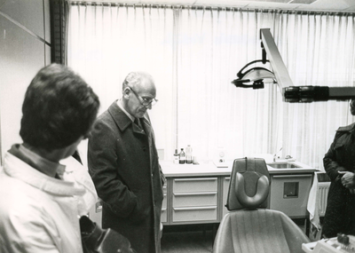 SP_GEMEENTE_BEZOEK_CVK_1978_03 De Commissaris van de Koningin Mr. Vrolijk bezoekt een tandartspraktijk in Spijkenisse; ...