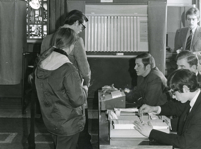 SP_GEMEENTE_VERKIEZINGEN_003 Stemmen tijdens de verkiezingen in Spijkenisse; 1969