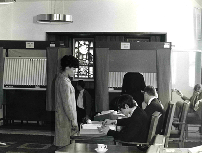 SP_GEMEENTE_VERKIEZINGEN_004 Stemmen tijdens de verkiezingen in Spijkenisse; 1969