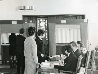 SP_GEMEENTE_VERKIEZINGEN_006 Stemmen tijdens de verkiezingen in Spijkenisse; 1969
