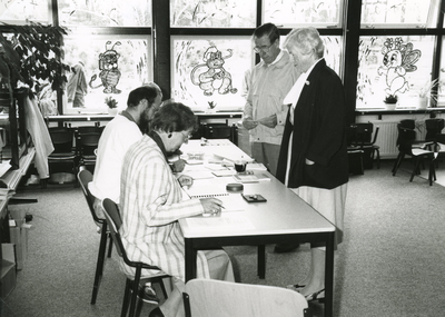 SP_GEMEENTE_VERKIEZINGEN_008 Stemmen in een stembureau in Noord voor de gemeenteraadsverkiezingen in Spijkenisse; 1986