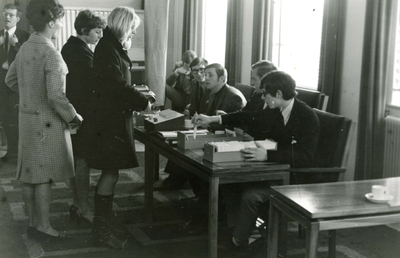 SP_GEMEENTE_VERKIEZINGEN_009 Stemmen voor de verkiezing van de jeugdgemeenteraad in Spijkenisse; 29 maart 1964
