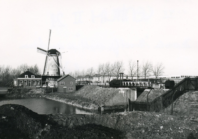SP_GROENEWOUDLAAN_009 Gezicht op haven en molen; 1969
