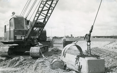 SP_HAVEN_015 De sluis tussen de haven van Spijkenisse en de Oude Maas. Een dragline op de dijk die de haven afsluit om ...