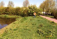 SP_HOFWEG_012 Inspectie van de watergangen op Halfweg door het waterschap; 23 april 1997