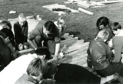 SP_IEPENLAAN_037 Aanleg van een speeltuin op de groenstrook langs de Iepenlaan; 2 oktober 1971