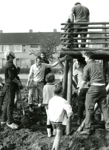 SP_IEPENLAAN_042 Aanleg van een speeltuin op de groenstrook langs de Iepenlaan; 2 oktober 1971