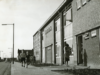 SP_JACOBCATSSTRAAT_003 Eengezinswoningen en de Essoflat langs de Jacob Catsstraat; mei 1960