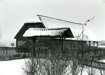 SP_KINDERBOERDERIJ_020 De kinderboerderij De Trotse Pauw in de sneeuw tijdens de winter; Februari 1978