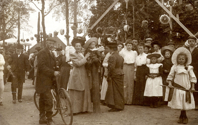 SP_KONINKLIJKHUIS_1913_003 Inwoners van Spijkenisse tijdens de Koninginnedag. Lampions langs de weg; 31 augustus 1932