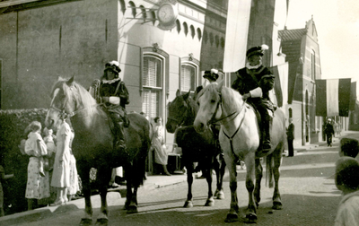 SP_KONINKLIJKHUIS_1932_004 Herauten te paard voor het gemeentehuis tijdens Koninginnedag 1932; 31 augustus 1932