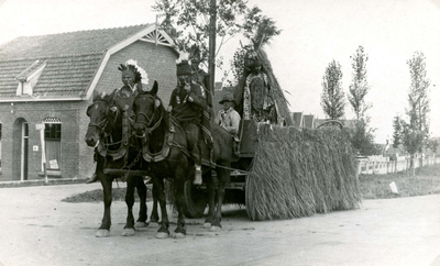 SP_KONINKLIJKHUIS_1937_003 Optocht tijdens Koninginnedag: indianen en een tipi; 31 augustus 1937