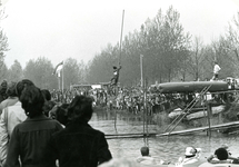 SP_KONINKLIJKHUIS_1978_001 Polstokhoogspringen over de Vierambachtenboezem tijdens Koninginnedag; 30 april 1978