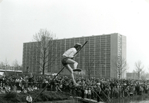 SP_KONINKLIJKHUIS_1978_002 Polstokhoogspringen over de Vierambachtenboezem tijdens Koninginnedag; 30 april 1978