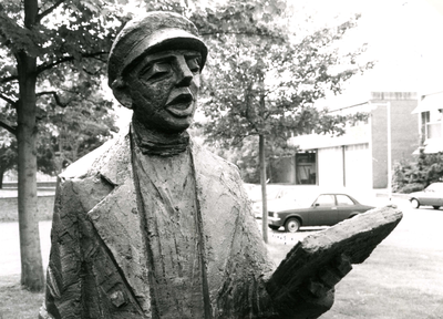 SP_KUNST_011 Het standbeeld van de Dorpsomroeper Aart Kabbedijk; 1988