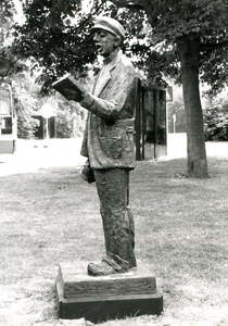 SP_KUNST_012 Het standbeeld van de Dorpsomroeper Aart Kabbedijk; 1988