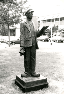 SP_KUNST_013 Het standbeeld van de Dorpsomroeper Aart Kabbedijk; 1988