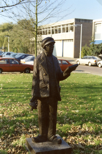 SP_KUNST_015 Het standbeeld van de Dorpsomroeper Aart Kabbedijk; 1988