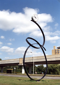 SP_KUNST_019 Kunstwerk met een klok naast de metrolijn in Sterrenkwatier; 1990