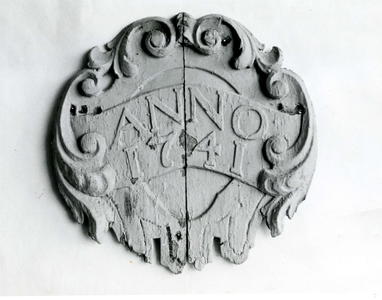 SP_KUNST_024 Houten bord met het jaartal 1741, ter herinnering aan de brand van de boerderij van Gerrit Timmers; 1964