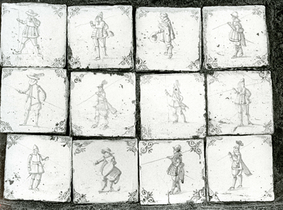 SP_KUNST_026 Oude tegels uit een pand langs de Voorstraat, met afbeeldingen van soldatenfiguren uit de 17e eeuw; 1982