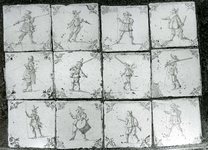 SP_KUNST_027 Oude tegels uit een pand langs de Voorstraat, met afbeeldingen van soldatenfiguren uit de 17e eeuw; 1982