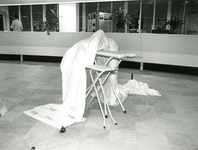 SP_KUNST_034 Expositie in het gemeentehuis van kunst vervaardigd door vrouwen; 1985
