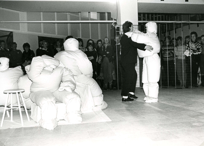 SP_KUNST_040 Expositie in het gemeentehuis van kunst vervaardigd door vrouwen; 1985