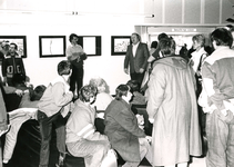 SP_KUNST_042 Opening van een expositie in het gemeentehuis van kunst vervaardigd door geestelijk gehandicapten; 1986