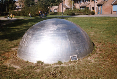 SP_KUNST_064 Zilveren bol in het grasveld; ca. 1999