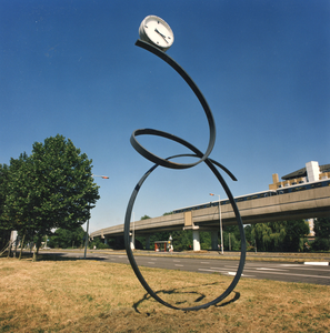 SP_KUNST_066 Kunstwerk met een klok naast de metrolijn in Sterrenkwatier; ca. 1995