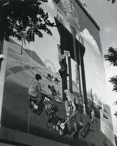 SP_KUNST_067 Kunstwerk van de orchidee groep aan de gevel van een flatgebouw; September 1979