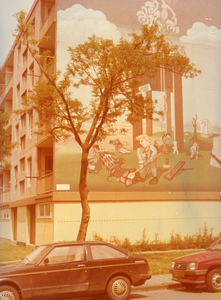SP_KUNST_068 Kunstwerk van de orchidee groep aan de gevel van een flatgebouw; September 1979