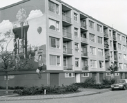SP_KUNST_069 Kunstwerk van de orchidee groep aan de gevel van een flatgebouw; September 1979