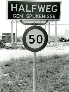 SP_LAANWEG_010 Plaatsnaambord voor het in aanbouw zijnde industrieterrein Halfweg; 1985