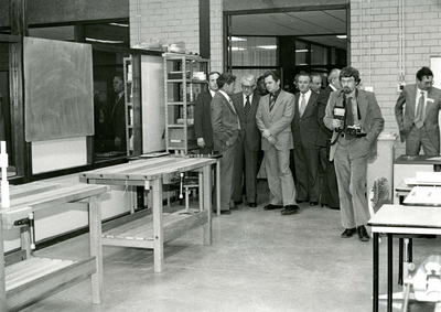 SP_LAANWEG_016 Opening van het nieuwe pand voor de sociale werkplaats De Welplaat door de staatssecretaris De Graaf; 1979