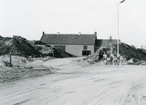 SP_LANGESCHENKELDIJK_031 Doorgraven van de Lange Schenkeldijk. De boerderij is van Dirk de Snayer; ca. 1975