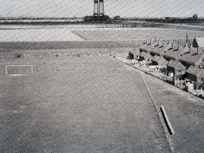 SP_LANING_006 Links sportveld, rechts woningen langs de Laning en de Spijkenisserbrug op de achtergrond; 1956