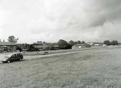 SP_MAASBOULEVARD_002 Woningen en het industrieterrein rond de haven, gezien vanaf de Maasboulevard; 28 augustus 2000