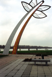 SP_MAASBOULEVARD_017 Terras rond het kunstwerk op de Maasboulevard; 1998