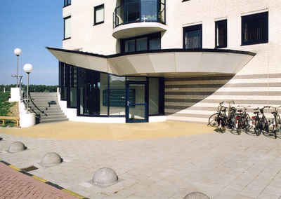 SP_MAASBOULEVARD_019 Entree van een flatgebouw langs de Maasboulevard; 1998