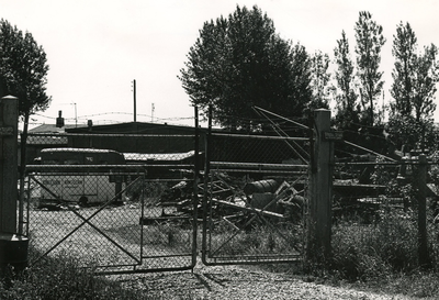 SP_MALLEDIJK_008 Opslag voor oud ijzer aan de Malledijk. Opname gemaakt vanaf de trambaan; 1973